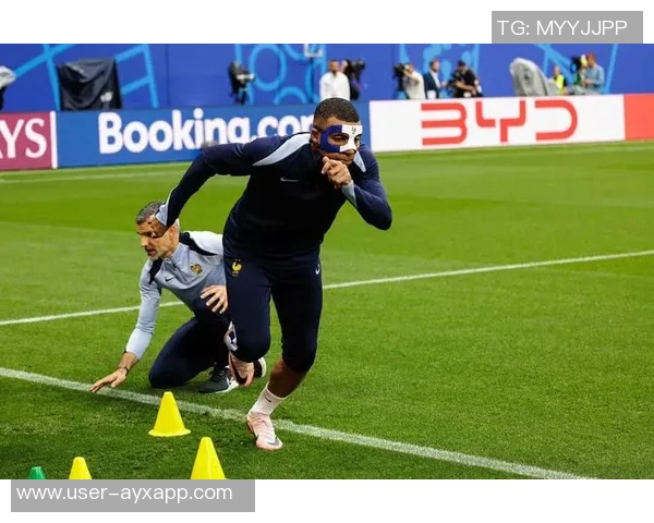 姆巴佩将缺席首发对阵巴萨以替补身份待命引发关注